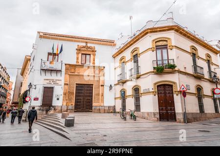 Cordoba, Spanien - 25. Februar 2022: Straßenszene mit traditioneller andalusischer Architektur in der historischen Stadt Cordoba, Spanien. Stockfoto