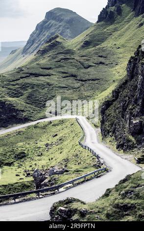 Straße durch die quiraing auf der Insel Skye, Schottland, Großbritannien Stockfoto