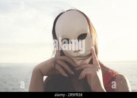 Surreales Porträt einer Frau mit Maske, abstraktes Konzept Stockfoto