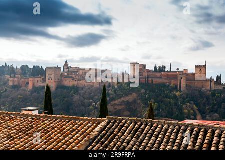 Die Alhambra ist ein Palast- und Festungskomplex in Granada, Andalusien, Spanien, eines der bedeutendsten islamischen architektonischen Erbe der Welt Stockfoto