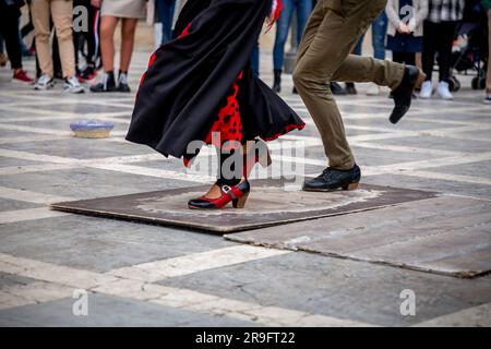Eine Gruppe Zigeuner, die Flamenco-Kunst auf der Straße in Granada, Andalusien, Spanien, darstellten. Stockfoto