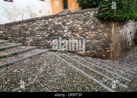 Steintreppen im Albaicin oder Albayzin, dem muslimischen Viertel von Granada, Andalusien, Spanien, um einen Hügel auf der Nordseite des Darro River. Stockfoto