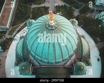 Nahaufnahme der Kuppel von St. Sava-Tempel in Belgrad, aus der Vogelperspektive. Belgrad, Serbien Stockfoto