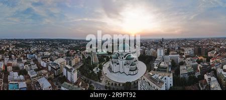 Belgrad in der Innenstadt. Panoramablick auf eine alte belgrader Hauptstadt Serbiens mit der Kirche der Heiligen Sava. Sonnenuntergang Dämmerungspanorama, Belgrad, Serbien Stockfoto