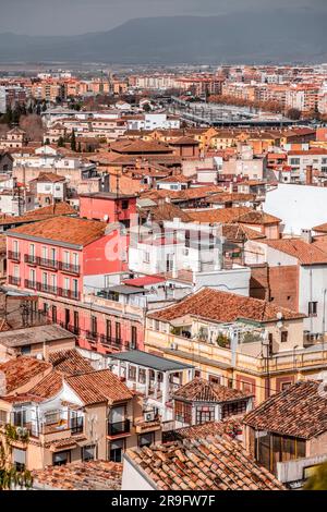 Granada, Spanien - 26. Februar 2022: Aus der Vogelperspektive auf die Gebäude der historischen Stadt Granada in Andalusien, Spanien. Stockfoto