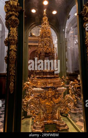 Cordoba, Spanien - 25. Februar 2022: Außenansicht und dekorative Details der herrlichen Moschee von Cordoba. Heute ist die Mezquita-Kathedrale, Andalusien Stockfoto