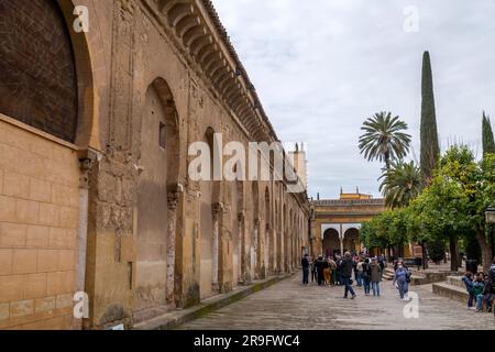 Cordoba, Spanien - 25. Februar 2022: Außenansicht und dekorative Details der herrlichen Moschee von Cordoba. Heute ist die Mezquita-Kathedrale, Andalusien Stockfoto