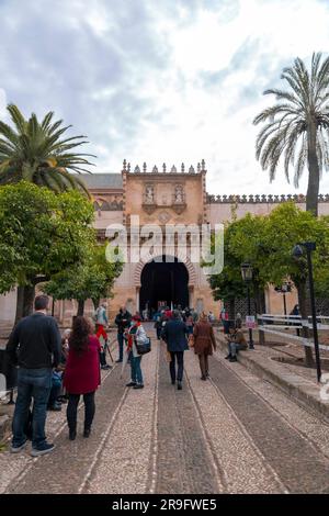 Cordoba, Spanien - 25. Februar 2022: Außenansicht und dekorative Details der herrlichen Moschee von Cordoba. Heute ist die Mezquita-Kathedrale, Andalusien Stockfoto