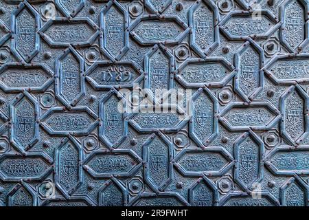 Cordoba, Spanien - 25. Februar 2022: Außenansicht und dekorative Details der herrlichen Moschee von Cordoba. Heute ist die Mezquita-Kathedrale, Andalusien Stockfoto