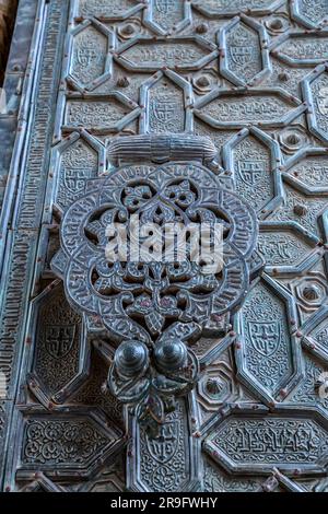 Cordoba, Spanien - 25. Februar 2022: Außenansicht und dekorative Details der herrlichen Moschee von Cordoba. Heute ist die Mezquita-Kathedrale, Andalusien Stockfoto