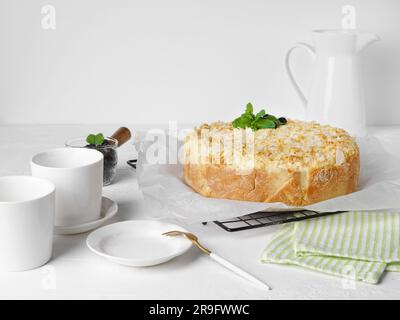 Hüttenkäsekuchen mit Krümeln, gefrorenen Beeren und Minze. Ansicht von oben, Kopierbereich Stockfoto