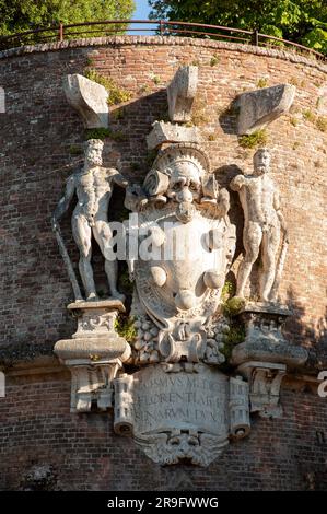 Das Wappen von Duke Cosimo auf der Festungsbastion Medici (Bastion San Filippo genannt), geformt von Francesco Camilliani. Stockfoto