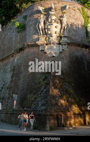 Fortezza Medicea (die Festung Medici) ist eine Festung, die zwischen 1561 und 1563 in der Stadt erbaut wurde. Das Duke Cosimo Wappen oben. Stockfoto