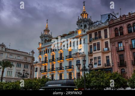 Cordoba, Spanien – 25. FEBRUAR 2022: Das Plaza de las Tendillas befindet sich in der Stadt Cordoba, Spanien, in der Nähe des antiken Forum Romanum, Spanien. Stockfoto