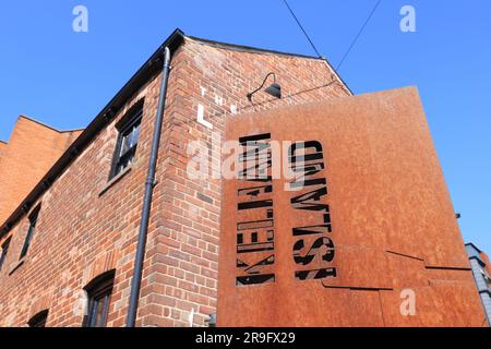 Kelham Island, eines der ältesten Industriegebiete in Sheffield, ist 900 Jahre alt und verfügt über Pubs, Restaurants und ein Museum, das heute ein aufregender Veranstaltungsort ist, Yorkshire. Stockfoto