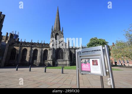 Die Cathedral Church of St Peter and St Paul, besser bekannt als Sheffield Cathedral, im Stadtzentrum, South Yorkshire, Großbritannien Stockfoto