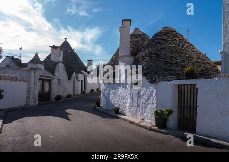 Trulli von Alberobello, typische Kalksteinhäuser in der süditalienischen Region Apulien. Stockfoto