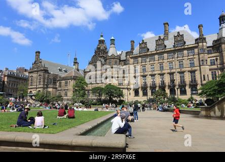 The Peace Gardens vor dem gotischen Rathaus im Zentrum von Sheffield, South Yorkshire, Großbritannien Stockfoto