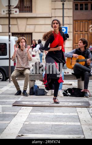 Granada, Spanien – 26. Februar 2022: Gruppe von Zigeunerkünstlern, die Flamenco-Kunst auf der Straße in Granada, Andalusien, Spanien, vorführen. Stockfoto