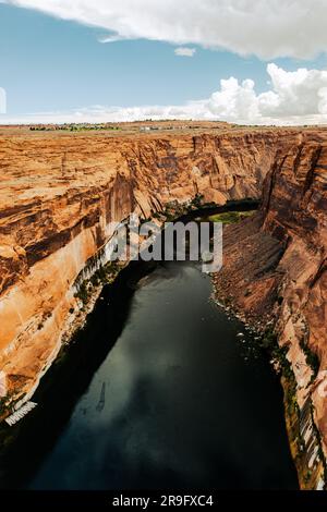 Eine atemberaubende Luftaufnahme des Colorado River, der durch den majestätischen Canyon mit Felsen fließt Stockfoto