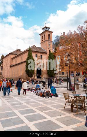 Granada, Spanien - 26. Februar 2022: Kirche San Gil und Santa Ana in Granada, Spanien. Stockfoto
