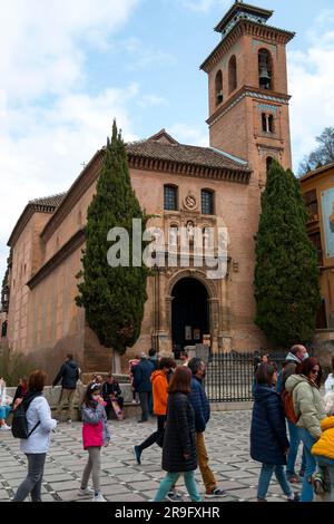 Granada, Spanien - 26. Februar 2022: Kirche San Gil und Santa Ana in Granada, Spanien. Stockfoto