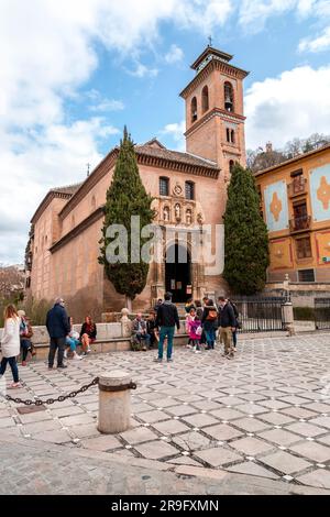 Granada, Spanien - 26. Februar 2022: Kirche San Gil und Santa Ana in Granada, Spanien. Stockfoto