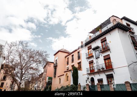 Granada, Spanien – 26. Februar 2022: Steinbrücke und traditionelle maurische spanische Architektur rund um den Fluss Darro, Granada, Spanien. Stockfoto