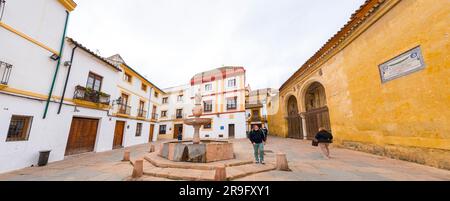 Cordoba, Spanien - 25. Februar 2022: Plaza del Potro in Cordoba, Spanien. Der Platz wurde in Cervantes' Roman Don Quijote erwähnt. Stockfoto