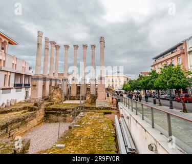 Cordoba, Spanien - 25. Februar 2022: Verbleibende Säulen des römischen Tempels, Templo Romano von Cordoba, Andalusien, Spanien. Stockfoto