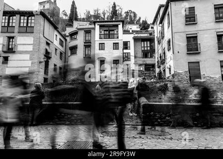 Granada, Spanien – 26. Februar 2022: Steinbrücke und traditionelle maurische spanische Architektur rund um den Fluss Darro, Granada, Spanien. Stockfoto