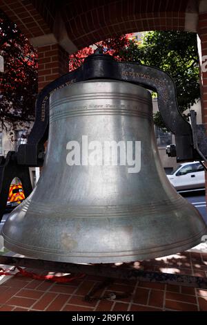 Portland, USA. 26. Juni 2023. Die Messenger-Glocke ist der ursprüngliche Feueralarm von Portland. Die Feuerwehrleute von Portland feierten am 28. Juni 2023 im Firefighters Memorial im Zentrum von Portland, Oregon, ihre jährliche David Campbell Memorial-Zeremonie zu Ehren der Feuerwehrleute, die im Einsatz ums Leben kamen. Es ist nach dem Feuerwehrchef David Campbell benannt, der am 26. Juni 1911 beim Schutz anderer Feuerwehrleute starb. (Foto: John Rudoff/Sipa USA) Guthaben: SIPA USA/Alamy Live News Stockfoto