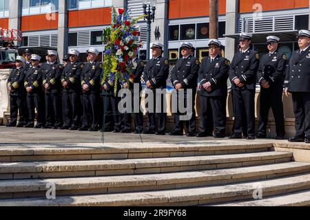 Portland, USA. 26. Juni 2023. Die Feuerwehrleute von Portland feierten am 28. Juni 2023 im Firefighters Memorial im Zentrum von Portland, Oregon, ihre jährliche David Campbell Memorial-Zeremonie zu Ehren der Feuerwehrleute, die im Einsatz ums Leben kamen. Es ist nach dem Feuerwehrchef David Campbell benannt, der am 26. Juni 1911 beim Schutz anderer Feuerwehrleute starb. (Foto: John Rudoff/Sipa USA) Guthaben: SIPA USA/Alamy Live News Stockfoto