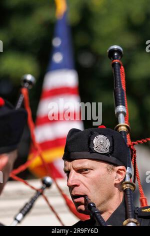 Portland, USA. 26. Juni 2023. Portland Fire Fighters spielen Pfeifen und Trommeln. Die Feuerwehrleute von Portland feierten am 28. Juni 2023 im Firefighters Memorial im Zentrum von Portland, Oregon, ihre jährliche David Campbell Memorial-Zeremonie zu Ehren der Feuerwehrleute, die im Einsatz ums Leben kamen. Es ist nach dem Feuerwehrchef David Campbell benannt, der am 26. Juni 1911 beim Schutz anderer Feuerwehrleute starb. (Foto: John Rudoff/Sipa USA) Guthaben: SIPA USA/Alamy Live News Stockfoto