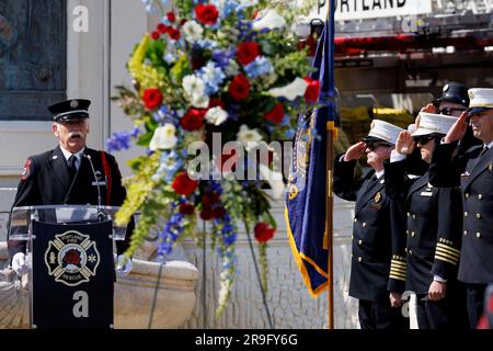 Portland, USA. 26. Juni 2023. Steve White von der Ehrengarde singt die Nationalhymne. Die Feuerwehrleute von Portland feierten am 28. Juni 2023 im Firefighters Memorial im Zentrum von Portland, Oregon, ihre jährliche David Campbell Memorial-Zeremonie zu Ehren der Feuerwehrleute, die im Einsatz ums Leben kamen. Es ist nach dem Feuerwehrchef David Campbell benannt, der am 26. Juni 1911 beim Schutz anderer Feuerwehrleute starb. (Foto: John Rudoff/Sipa USA) Guthaben: SIPA USA/Alamy Live News Stockfoto