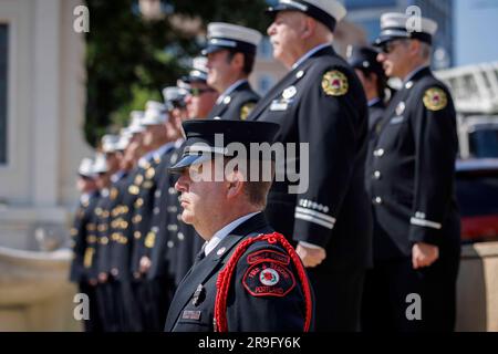 Portland, USA. 26. Juni 2023. Die Feuerwehrleute von Portland feierten am 28. Juni 2023 im Firefighters Memorial im Zentrum von Portland, Oregon, ihre jährliche David Campbell Memorial-Zeremonie zu Ehren der Feuerwehrleute, die im Einsatz ums Leben kamen. Es ist nach dem Feuerwehrchef David Campbell benannt, der am 26. Juni 1911 beim Schutz anderer Feuerwehrleute starb. (Foto: John Rudoff/Sipa USA) Guthaben: SIPA USA/Alamy Live News Stockfoto