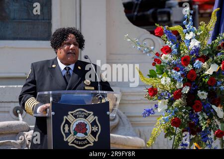 Portland, USA. 26. Juni 2023. Feuerwehrhauptmann Sara Boone spricht die Menge an. Die Feuerwehrleute von Portland feierten am 28. Juni 2023 im Firefighters Memorial im Zentrum von Portland, Oregon, ihre jährliche David Campbell Memorial-Zeremonie zu Ehren der Feuerwehrleute, die im Einsatz ums Leben kamen. Es ist nach dem Feuerwehrchef David Campbell benannt, der am 26. Juni 1911 beim Schutz anderer Feuerwehrleute starb. (Foto: John Rudoff/Sipa USA) Guthaben: SIPA USA/Alamy Live News Stockfoto