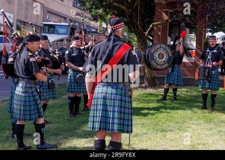 Portland, USA. 26. Juni 2023. Portland Fire Fighters spielen Pfeifen und Trommeln. Die Feuerwehrleute von Portland feierten am 28. Juni 2023 im Firefighters Memorial im Zentrum von Portland, Oregon, ihre jährliche David Campbell Memorial-Zeremonie zu Ehren der Feuerwehrleute, die im Einsatz ums Leben kamen. Es ist nach dem Feuerwehrchef David Campbell benannt, der am 26. Juni 1911 beim Schutz anderer Feuerwehrleute starb. (Foto: John Rudoff/Sipa USA) Guthaben: SIPA USA/Alamy Live News Stockfoto