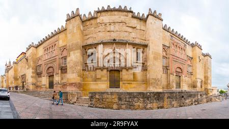 Cordoba, Spanien - 25. Februar 2022: Außenansicht und dekorative Details der herrlichen Moschee von Cordoba. Heute ist die Mezquita-Kathedrale, Andalusien Stockfoto