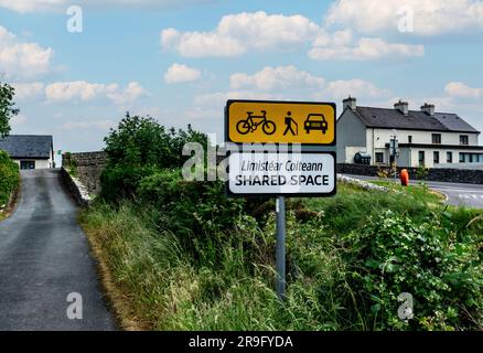 Ein Schild entlang des Royal Canal in Cloondara, County Longford, weist darauf hin, dass die schmale Straße ein Gemeinschaftsbereich für Autos, Radfahrer und Fußgänger ist. Stockfoto