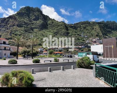 Madeira Island Portugal - 04 19 2023 Uhr: Allgemeiner Blick auf das Dorf Porto Moniz in der Innenstadt, Gebäude an den Hängen der typischen Berge der Insel Stockfoto