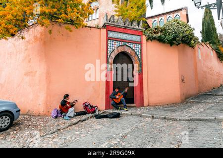 Granada, Spanien - 26. Februar 2022: Junger Gitarrenspieler tritt in den Straßen von Granada, Spanien auf. Stockfoto