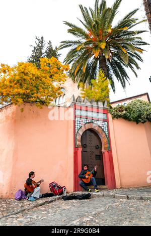 Granada, Spanien - 26. Februar 2022: Junge Gitarrenspieler treten in den Straßen von Granada, Spanien, auf. Stockfoto
