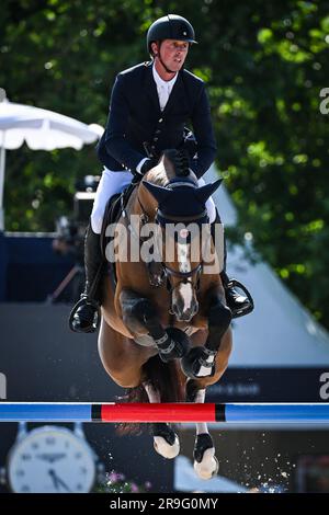 Paris, Frankreich. 24. Juni 2023. Ben MAHER of Britain Ride Point Break während des Longines Paris Eiffel Jumping 2023, Longines Global Champions Tour, Reitveranstaltung am 24. Juni 2023 im Champ de Mars in Paris, Frankreich - Photo Matthieu Mirville/DPPI Credit: DPPI Media/Alamy Live News Stockfoto