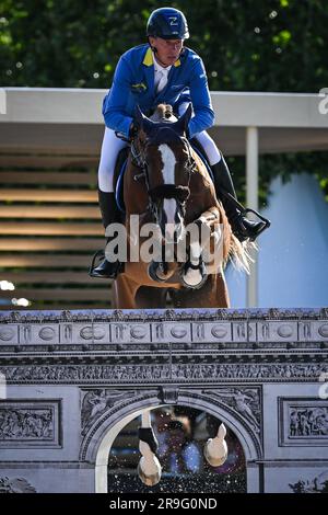 Paris, Frankreich. 24. Juni 2023. Christian AHLMANN aus Deutschland reitet Mandato van de Neerheide während des Longines Paris Eiffel Jumping 2023, Longines Global Champions Tour, Reitveranstaltung am 24. Juni 2023 im Champ de Mars in Paris, Frankreich - Photo Matthieu Mirville/DPPI Credit: DPPI Media/Alamy Live News Stockfoto