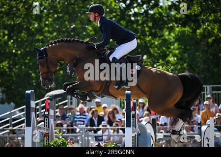 Paris, Frankreich. 24. Juni 2023. Ben MAHER of Britain Ride Point Break während des Longines Paris Eiffel Jumping 2023, Longines Global Champions Tour, Reitveranstaltung am 24. Juni 2023 im Champ de Mars in Paris, Frankreich - Photo Matthieu Mirville/DPPI Credit: DPPI Media/Alamy Live News Stockfoto