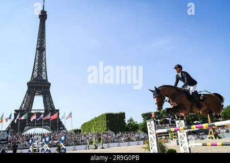 Paris, Frankreich, Frankreich. 24. Juni 2023. Ben MAHER of Britain: Ausreisepause während der Longines Global Champions Tour, Paris Eiffel Jumping auf den Champs de Mars am 24. Juni 2023 in Paris, Frankreich. (Kreditbild: © Matthieu Mirville/ZUMA Press Wire) NUR REDAKTIONELLE VERWENDUNG! Nicht für den kommerziellen GEBRAUCH! Stockfoto