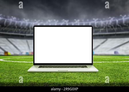 Laptop-Modell auf dem Fußballfeld. Das Stadion steht im Hintergrund. Isolierter Bildschirm für App- oder Webseitenwerbung Stockfoto