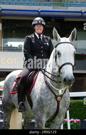 Ascot, Berkshire, Großbritannien. 22. Juni 2023. Die Polizei von Thames Valley hat während der Royal Ascot Week Polizeibeamte und Pferde auf der Rennbahn in Ascot gebracht. Kredit: Maureen McLean/Alamy Stockfoto
