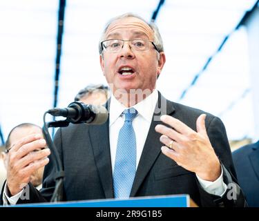 26. Juni 2023, New York City, New York, USA: ANTHONY COSCIA, Vorsitzender des Amtrak-Vorstands, spricht auf einer Pressekonferenz in Penn Station in New York City, um einen neuen Plan zur Renovierung der Penn Station vorzustellen. (Kreditbild: © Michael Brochstein/ZUMA Press Wire) NUR REDAKTIONELLE VERWENDUNG! Nicht für den kommerziellen GEBRAUCH! Stockfoto